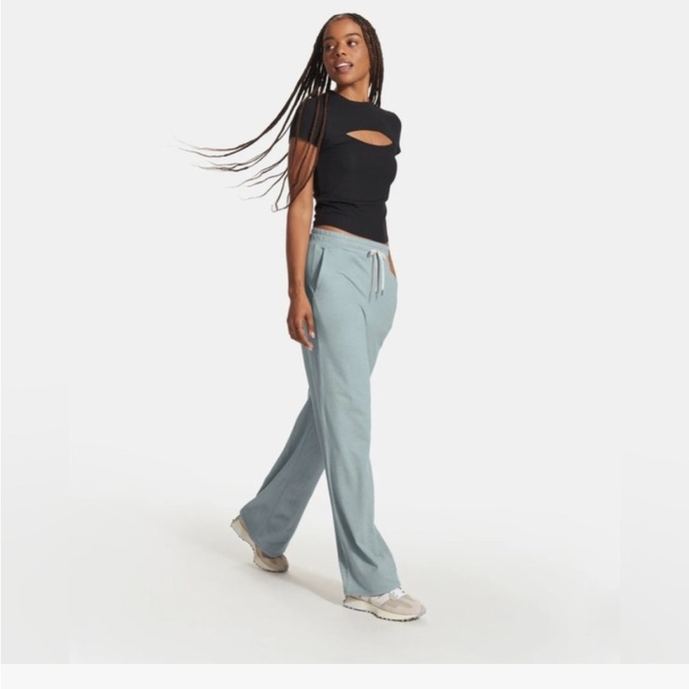 Vuori Essential Halo Wide-Leg Pants. Size small. Pistachio.